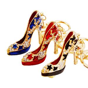 Llavero de moda con forma de zapato de tacón alto y diamantes de imitación, dije de estrella de metal dorado, elegante colgante para bolso para mujeres y niñas - Product Image 1
