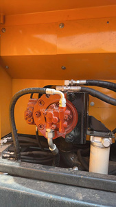 Mini pelleteuse Hyundai R210 d'occasion à vendre à Shanghai en bon état Poids de fonctionnement de 20 tonnes Roulement à noyau R220-9s sur chenilles similaires - Product Image 3