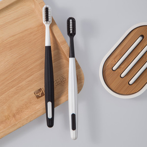 Cepillo de dientes para adultos con cerdas suaves, paquete de 2, cepillo de dientes manual en blanco y negro para uso diario. - Product Image 3