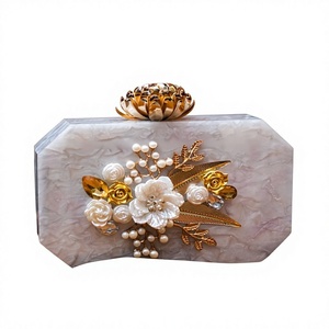 Bolso de mano ligero de resina epoxi con perlas blancas para bodas y eventos, con decoración floral 3D de perlas doradas Star Enterprise - Product Image 1