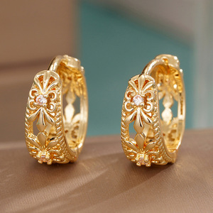 Manchettes d'oreille creuses à motif floral pour femmes, design floral délicat, bijoux de mode élégants - Product Image 1