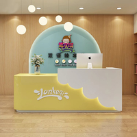 Modern Lüks Küçük Pembe Dayanıklı Ahşap Resepsiyon Bankosu Tam Kenar Sızdırmazlık Yüksek Maliyet Performansı Özelleştirilebilir Renkler Otel Okul