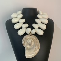 Collier bohème multicouche en résine acrylique perlée avec pendentif rouge foncé pour femme, bijoux de plage pour les vacances