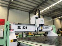 Routeur CNC 1325 à succès avec système de contrôle PLC Syntec, moteur unique à engrenages pour le traitement des panneaux de porte de meubles en MDF, PP/PVC