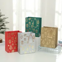 Sac cadeau de Noël multicolore avec motif étoile et sapin en feuille d'or, poignées en corde et fenêtre pour carte, idéal pour l'emballage des fêtes