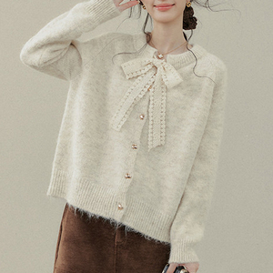 <span class=keywords><strong>Cardigan</strong></span> da donna in maglia pelosa color crema con fiocco in pizzo e bottoni dorati - Product Image 4