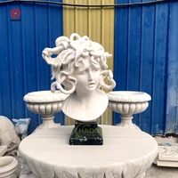 Sculpture de tête en pierre naturelle sculptée à la main classique et célèbre, buste de Méduse en marbre