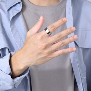 Anillo de banda de carburo de tungsteno con baño de oro PVD de alta gama |   Anillo para Hombre Resistente al Agua, a los Arañazos, Hipoalergénico y Duradero con Acabado Pulido de Alto Brillo - Product Image 4