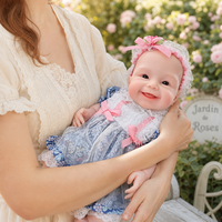 Poupée Reborn souriante de 16 pouces en silicone intégral avec bandeau floral rose et robe en dentelle florale bleue pour jeu d'imitation