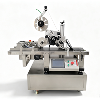 Machine d'étiquetage horizontale semi-automatique électrique de bureau haute vitesse pour petits tubes cylindriques, boîtes, cartons et étiquettes en papier