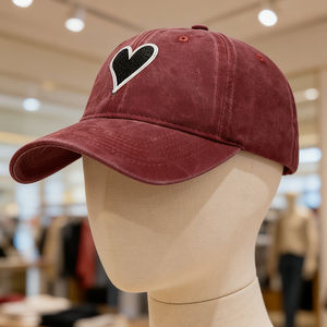 Gorra de Béisbol Ajustable con Parche de Corazón Rojo Vintage, Ligera y Transpirable, para Golf, Senderismo y Deportes al Aire Libre - Product Image 3