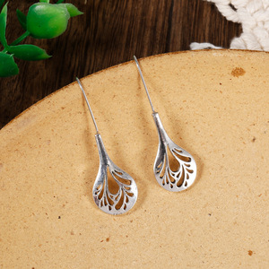 Orecchini Pendenti a Foglia Traforata per Donna, Gioielli Vintage Minimalisti alla Moda - Product Image 2
