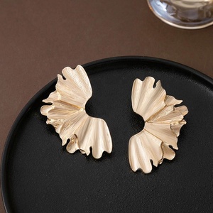 Pendientes de Hoja de Ginkgo Biloba de Acero Inoxidable de Alta Calidad, Chapados en Oro de 14K, Hechos a Medida, Diseño de Flor Delicada para Mujer - Product Image 6