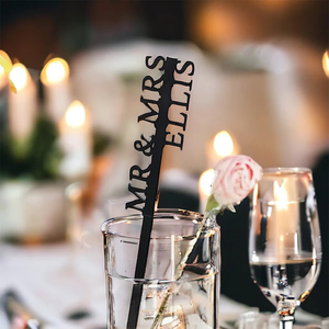 Agitatore per Bevande Personalizzato Mr & Mrs in Acrilico, Asta Nera Intrecciata con Nomi Personalizzati per Matrimoni, Fidanzamenti, Anniversari, Feste - Product Image 1