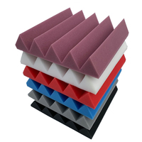 Panneaux acoustiques en mousse PU ignifugés en forme de coin avec une absorption acoustique élevée NRC 0,8 environ. 25x25x5cm pour utilisation en studio