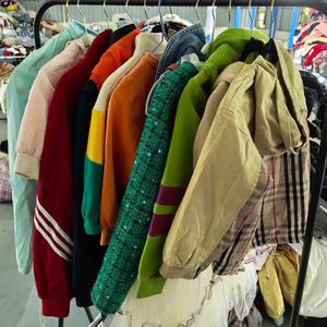 Abbigliamento Usato per Bambini in Buone Condizioni, per Ragazzi e Ragazze, in Vendita con Maglioni, Pantaloni, Felpe, Cappotti, Misure e Colori Assortiti - Product Image 5