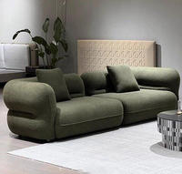 Canapé modulaire sectionnel STG en boucle moutarde et bois de noyer, style italien moderne, avec chaise longue et table d'appoint en bois pour villa