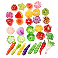 Realistiche fruit- en groenteharscharms: watermeloen, kiwi, drakenvrucht, granaatappel, aubergine, plakjes. Speelgoed voor poppenhuiskeuken.
