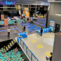 Équipement de parc de trampolines futuriste style néon orange, blocs souples ignifuges pour hôtels, solution de projet complète