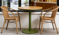 Table ronde d'extérieur sur piédestal vert olive avec plateau en bois à lattes chaudes, moderne pour patio et balcon
