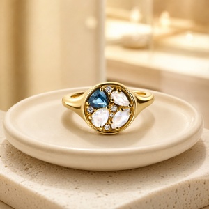 Bague en argent sterling 925 plaqué or avec topaze bleue, pierre précieuse naturelle taille trillon vert-bleu avec grappe de pierres de lune, signet pour femme - Product Image 3