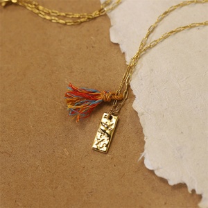 Collar de Acero Inoxidable con Colgante Rectangular Tibetano de Barra de Oro Pequeña Hecha a Mano, Joyería Arcoíris Colorida Martillada - Product Image 5