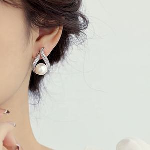Nouvelles boucles d'oreilles à clous élégantes et luxueuses en cuivre plaqué or 2025, serties de zircon et de perles, design géométrique triangulaire pour femmes - Product Image 4