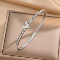Bracelets manchette en acier inoxydable or rose pour femme Accessoire de mode avec lettre «V» et bracelets en demi-cristal