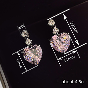 Orecchini a Cuore per Donne, Eleganti Accessori per Orecchie da Indossare Quotidianamente, per Outfit Casual e Regalo - Product Image 3