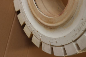 Neumáticos de carretilla elevadora sin marcar gris negro blanco de la mejor calidad 15X4.5-8 16X6-8 18X7-8 <span class=keywords><strong>21X8</strong></span>-<span class=keywords><strong>9</strong></span> neumáticos sólidos industriales - Product Image 3