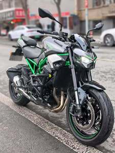 La moto sportive haute performance <span class=keywords><strong>Kawasaki</strong></span> Z900 possède un son de moteur agréable. - Product Image 3
