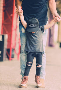 Bordado de família Legenda e Legado combinando com chapéus pretos de bico plano e de beisebol tradicionais com snapback ajustável - Product Image 3