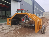Matériel agricole : Machine à retourner le compost, tractée par un petit tracteur agricole