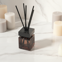 Emballage de boîte d'huile essentielle d'arôme de décor à la maison casquettes en bois de luxe de 100ml ensemble avec le bâton de rotin