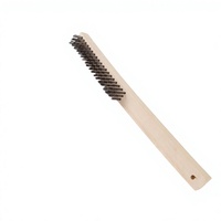 Brosse métallique industrielle avec long manche en bois, utilisée pour l'élimination de la rouille, le polissage des métaux, le polissage et le nettoyage