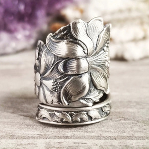 Anello Vintage Regolabile con Zircone a Forma di Giglio, Gioiello Floreale Anticato Testurizzato per Uso Quotidiano Femminile - Product Image 5