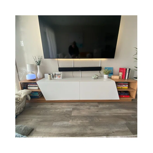 ตู้วางที<span class=keywords><strong>ว</strong></span>ีสไตล์โมเดิร์นสำหรับห้องนั่งเล่น ดีไซน์เรียบหรู พร้อมบานประตูทรงเรขาคณิต <span class=keywords><strong>ชั้น</strong></span><span class=keywords><strong>ว</strong></span>างแบบเปิด สีโอ๊คขา<span class=keywords><strong>ว</strong></span> - Product Image 1