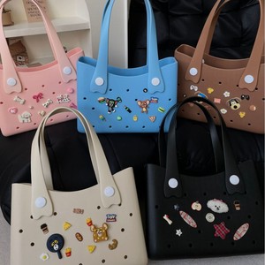 Sac de plage en EVA personnalisé avec logo, deux poignées, pliable, couleur bonbon, avec breloques en silicone, insert en pompon, perles et diamants – Vente en gros - Product Image 1