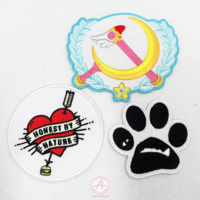Haute qualité personnalisé fer sur coeur Patch sergé coton résine plastique Patch Merrow bordure appliqué vêtements accessoire Style crochets