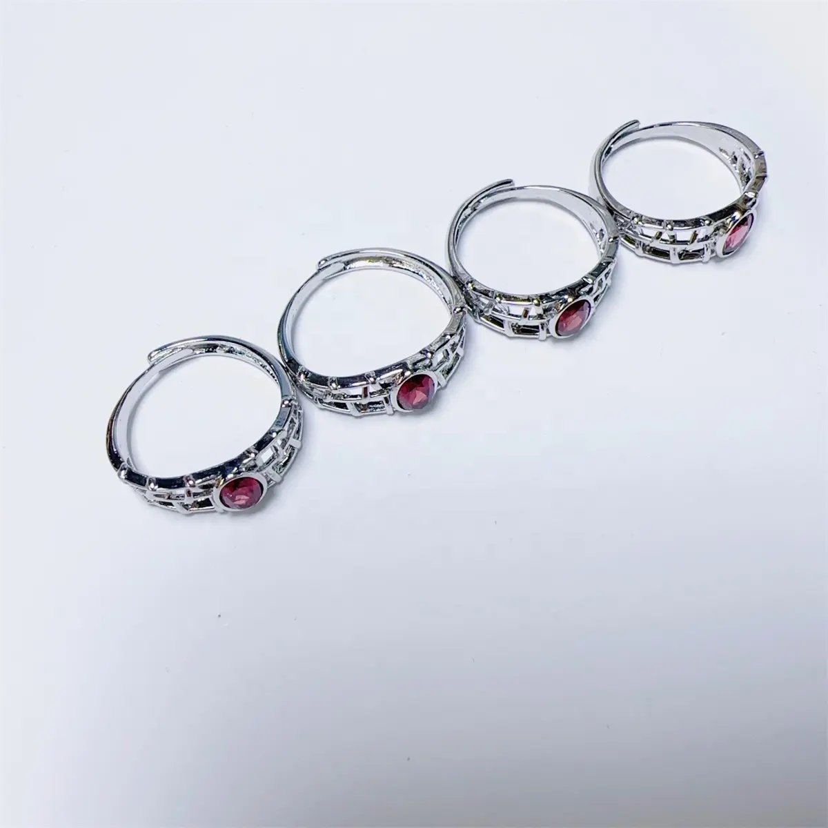 Hermoso anillo de metal precioso redondo de ágata rubí rojo