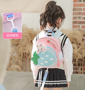 Venda direta dos fabricantes boneca de desenho animado adorável padrão de morango mochila leve favorita das crianças - Product Image 2