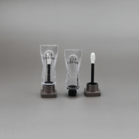 Vente en gros de tubes de brillant à lèvres vides clairs uniques mignons avec logo personnalisé de 5ml avec capuchon carré noir