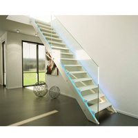 Escalier droit avec cadre de support intégré et marches en bois dur pour la rénovation intérieure de grandes villas
