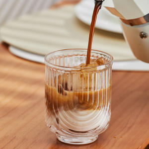 Verres ondulés réutilisables créatifs pour la bière, le jus, le café glacé de Noël – Tasse à boire élégante en forme de U à rayures, anti-fuite - Product Image 2