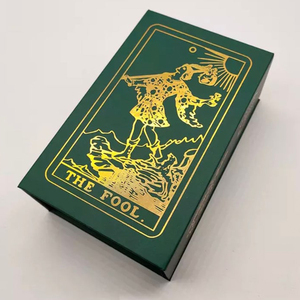 Naipes de <span class=keywords><strong>Tarot</strong></span> impermeables de PVC personalizados al por mayor, modelo de universo de Sol de oro negro con manual de usuario, acabado de lámina de oro duradero - Product Image 2