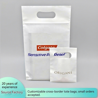 Sac en plastique blanc laiteux personnalisé réutilisable en PEBD avec fermeture éclair et poignée découpée pour emballage de dentifrice, échantillons cosmétiques et vente au détail