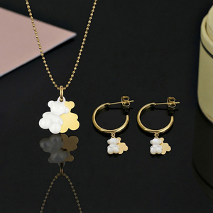 ชุดเครื่องประดับสแตนเลสสตีลแบรนด์ดีไซเนอร์สำหรับผู้หญิง ขายส่งจากโรงงาน สร้อยคอทอง 18k ต่างหู สำหรับงานปาร์ตี้ กันน้ำ เคลือบ PVD - Product Image 5