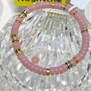 Bracelet en agate de cristal rose naturel, bijoux de mode avec un design élégant, forme ronde, découpe, impression, plaqué or 18 carats - Product Image 1