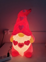 Figurine Gonk barbue lumineuse avec chapeau bordeaux, centre de table pour boutique de cadeaux, décoration de festival de février, importateur en gros, partenaire d'approvisionnement