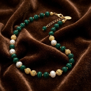 Collier élégant pour femme en perles synthétiques imitation malachite, perles sculptées en alliage et chaîne d'extension, vente en gros - Product Image 2
